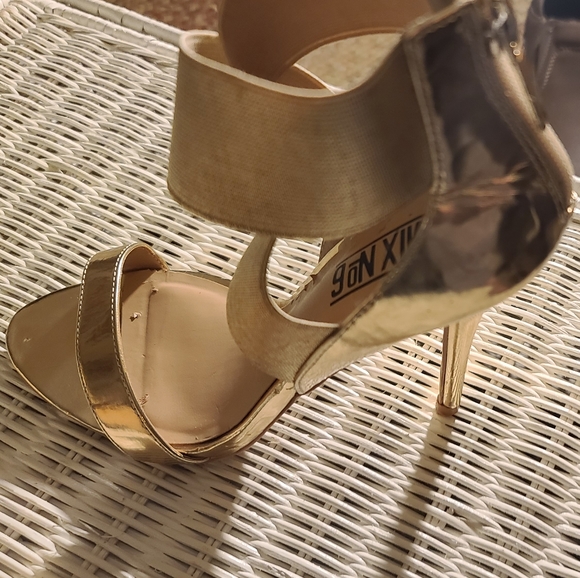 BEAUTIFUL  METALLIC  GOLD HEELS - Picture 2 of 16
